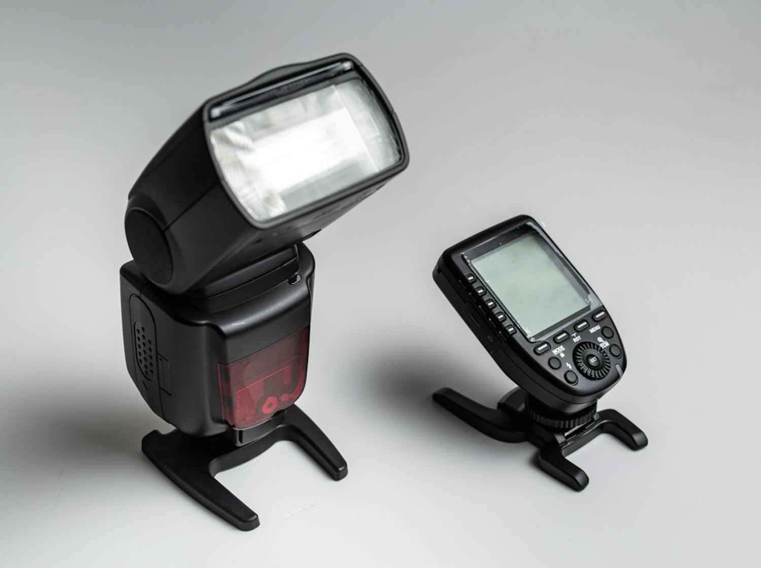 fotudstyr flashenhed og trigger som bruges til studieportraetter Kuvausvälinekokoelma, jossa on salamalaitteita ja laukaisimia, joiden avulla voi ottaa parempia studiokuvia